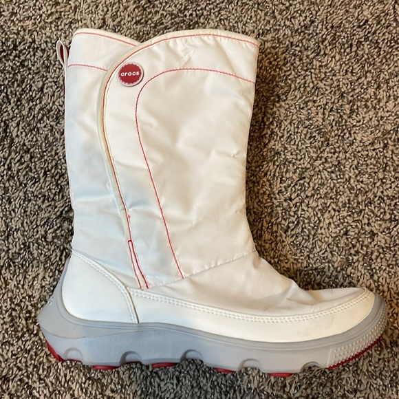 Crocs Lady’s Winter Boots. - Picture 2 of 9